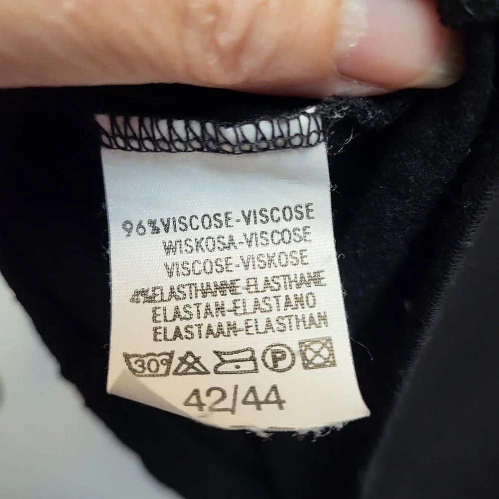 Agnes Flow Chic Black Fitted 3/4 Sleeve 'Passion' T-shirt- Size 42/44 (XL/XXL) - Picture 4 of 4